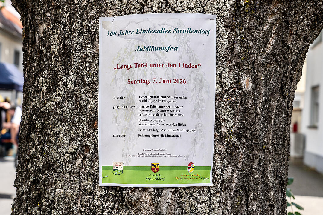 Festliche Genussmeile mit vielen verschiedenen regionalen Spezialit&auml;ten.