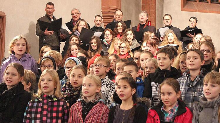 "Look at the World" sangen der Chor der fünften Klassen, das Vokalensemble und der Lehrerchor. Musikalisch begleitet wurden sie vom Schulorchester sowie dem Kammermusikensemble.