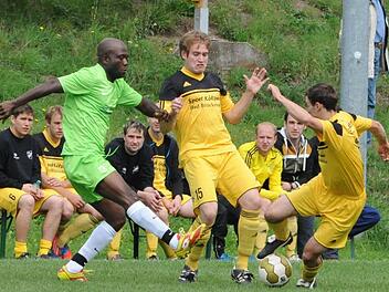 Schaulaufen vor der Mottener Bank (von links): Semanou Edorh (TSV Langenbieber), Niklas Röhrig, Lukas Böhm (beide SC Motten).