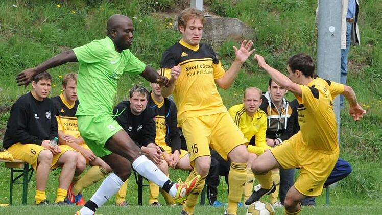 Schaulaufen vor der Mottener Bank (von links): Semanou Edorh (TSV Langenbieber), Niklas Röhrig, Lukas Böhm (beide SC Motten).