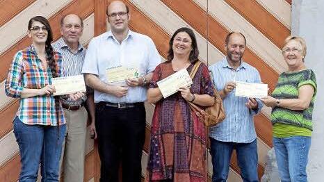 Freuen sich über eine Spende: (v.l.) Susanne Stäblein, Martin Kuchler, Thomas Reuß, Ursula Hartmann und Charly Friedel. Rechts im Bild Magda Michel von der Weihnachtsmarktgruppe des Altstadtvereins. Foto: Christine Schikora
