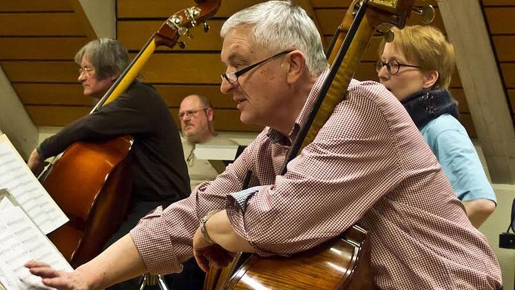 Unter Leitung von Hans Stähli probt das Orchester der "Musikfreunde Neustadt".Foto: Jochen Berger