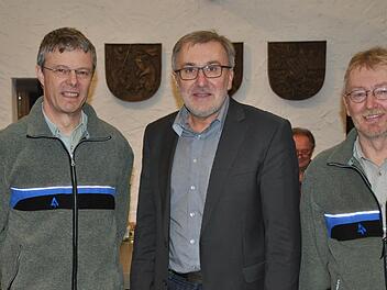 Bürgermeister Krämer mit Joachim Esslinger (l.) und Hans-Peter Schreier