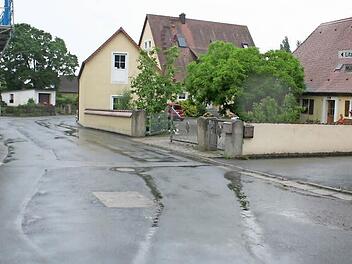 Hier geht es zur Mühle und zum Feuerwehrhaus. Foto: Evi Seeger