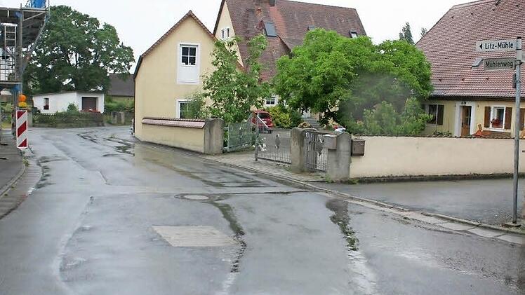 Hier geht es zur Mühle und zum Feuerwehrhaus. Foto: Evi Seeger