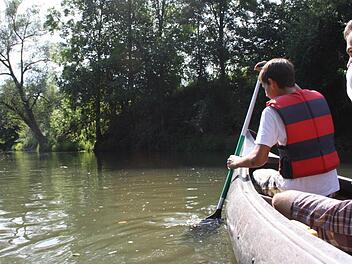 Kanufahrern kann das Befahren der Saale bei Niedrigwasser nicht verboten werden, aber irgendwann macht es gerade auf dem Oberlauf keinen Spaß mehr. Foto: Ralf Ruppert