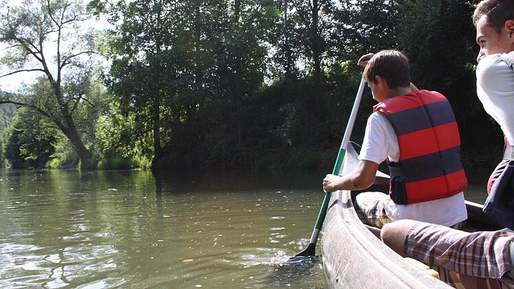 Kanufahrern kann das Befahren der Saale bei Niedrigwasser nicht verboten werden, aber irgendwann macht es gerade auf dem Oberlauf keinen Spaß mehr. Foto: Ralf Ruppert