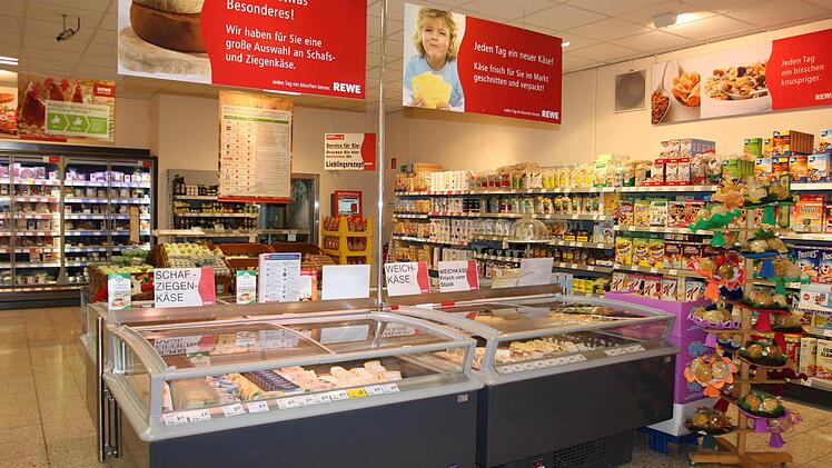 REWE Rudel hat sich unter anderem auf das Angebot von Schaf- und Ziegenkäse spezialisiert.