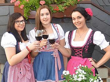 Diese drei jungen Damen stellen sich zur Wahl der Weinkönigin in Pressig. Von links Laura Fehn, Laura Fritsch und Lena Hauguth Foto: eh