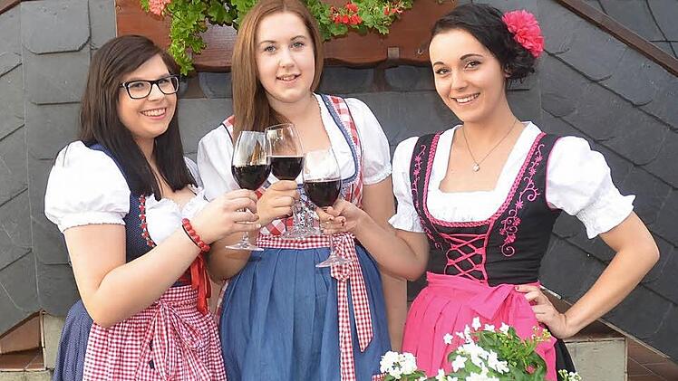 Diese drei jungen Damen stellen sich zur Wahl der Weinkönigin in Pressig. Von links Laura Fehn, Laura Fritsch und Lena Hauguth Foto: eh