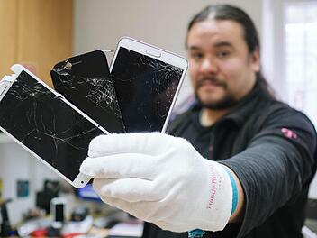 Arbeitsnachweis: Mit zersplitterten Smartphone-Displays hat Christian Wendland beinahe täglich zu tun. Foto: Marian Hamacher