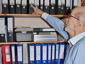 25 Jahre zwischen Aktendeckeln: Vorsitzender Helmut Beck (63) verschafft sich einen Überblick über den Werdegang des Kissinger Seniorenbeirats