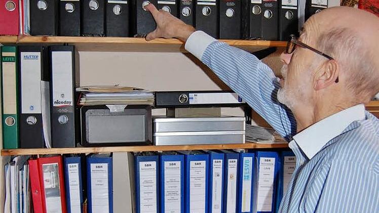 25 Jahre zwischen Aktendeckeln: Vorsitzender Helmut Beck (63) verschafft sich einen Überblick über den Werdegang des Kissinger Seniorenbeirats