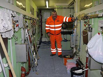 Hightech für kleine und große Geschäfte: Im Innern der Toilettenanlage muss Stefan Platsch darauf achten, dass die empfindliche Technik auch bei niedrigen Temperaturen funktionsfähig bleibt. Foto: Berthold Köhler