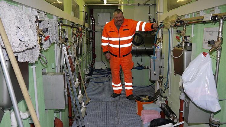 Hightech für kleine und große Geschäfte: Im Innern der Toilettenanlage muss Stefan Platsch darauf achten, dass die empfindliche Technik auch bei niedrigen Temperaturen funktionsfähig bleibt. Foto: Berthold Köhler