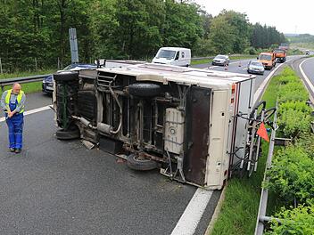Das Wohnmobil war am 14. Juni 2016 auf der A70 bei Schirradorf umgestürzt und auf der Beifahrerseite liegen geblieben. Amtsrichterin Sieglinde Tettmann ist von überzeugt, dass der 49-jährige Fahrer eines Sportwagens den Unfall verursacht hat. Der Mann wurde am Amtsgericht verurteilt. Foto: Archiv/News5/Merzbach