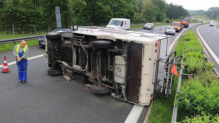 Das Wohnmobil war am 14. Juni 2016 auf der A70 bei Schirradorf umgestürzt und auf der Beifahrerseite liegen geblieben. Amtsrichterin Sieglinde Tettmann ist von überzeugt, dass der 49-jährige Fahrer eines Sportwagens den Unfall verursacht hat. Der Mann wurde am Amtsgericht verurteilt. Foto: Archiv/News5/Merzbach