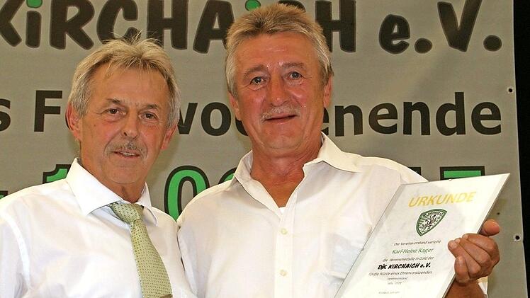 25 Jahre lang war Karl-Heinz Kager (rechts) Vorsitzender der DJK Kirchaich, beim Jubiläumsfest am Wochenende wurde er von seinem Nachfolger Heinz Seyfried zum Ehrenvorsitzenden ernannt.