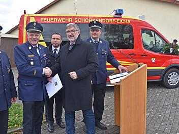 Gleich doppelten Grund zur Freude gab es am Samstag bei der Feuerwehr Schorkendorf-Eicha: Der neue Mannschaftstransporter "Florian Schorkendorf 14/1" wurde übergeben und KBI Wolfgang Beyer wurde für 40 Jahre aktiven Dienst geehrt. Von links: Kreisbrandrat Manfred Lorenz, Wolfgang Beyer, Martin Finzel, Landrat Michael Busch und Christian Boßecker Foto: Gabi Arnold