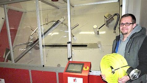 Vorsitzender Ralf Lauterbach vor der neuen Wasch- und Trocknungsanlage der Feuerwehr Hegnabrunn Foto: Werner Reißaus