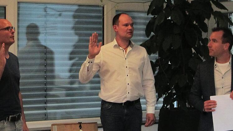 Stellvertretende Bürgermeister sind (v. links) Dirk Volz und Mario Hugo, die 1. Bürgermeister René Gerner (rrvhts) zu Ehrenbeamten vereidigte.