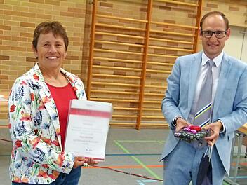 Petra Kirchner wurde von Bürgermeister Büttner für 25 Blutspenden geehrt. Foto: Lothar Weidner