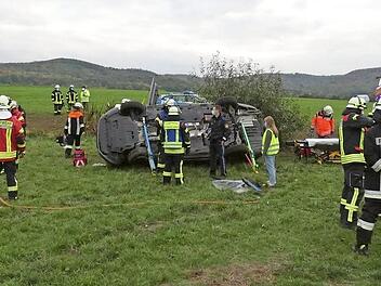Ein Gro&szlig;aufgebot an Rettungskr&auml;ften wurde an die Unfallstelle gerufen. Der 46-J&auml;hrige war zwischen Eschenau und Oberschwappach von der Stra&szlig;e abgekommen.  Fotos: Christian Licha