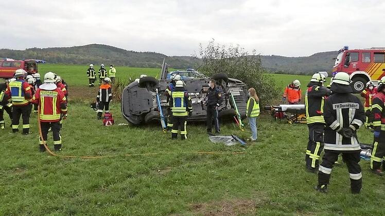 Ein Gro&szlig;aufgebot an Rettungskr&auml;ften wurde an die Unfallstelle gerufen. Der 46-J&auml;hrige war zwischen Eschenau und Oberschwappach von der Stra&szlig;e abgekommen.  Fotos: Christian Licha
