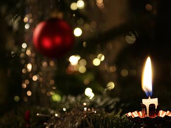 Eine Kerze hat einen Weihnachtsbaum in Landkreis Ansbach in Brand gesteckt. Symbolfoto: