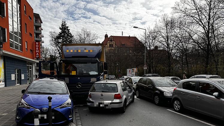 Nürnberg: Lastwagen kracht in sieben geparkte Autos