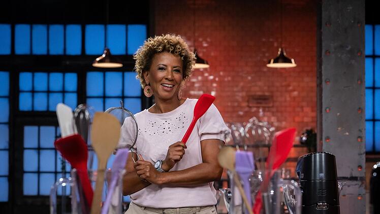 Auch die Fernsehmoderatorin Arabella Kiesbauer wird in der SAT.1 Backstube um den Sieg k&auml;mpfen.