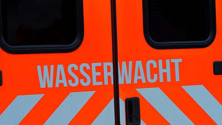 Auf dem Chiemsee muss ein havariertes Boot geborgen werden.