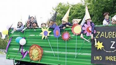 Der Steinbacher Kindergarten verzauberte die Zuschauer beim Festumzug.