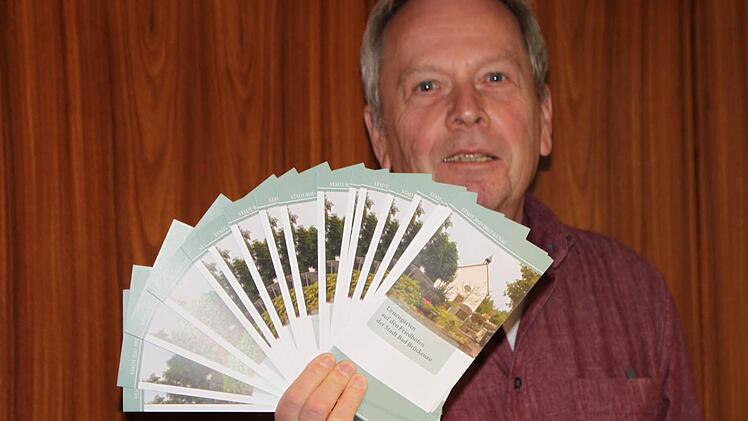 Friedhofsreferent Eberhard Schelle präsentiert die neuen Flyer. Foto: Ulrike Müller