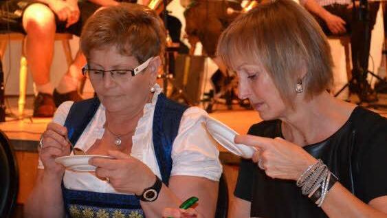 Konzentriert verkosten und bewerten Anneliese Göller und Marianne Rebelein (rechts) die Marmeladen-Proben. Foto: Gabi Bertram