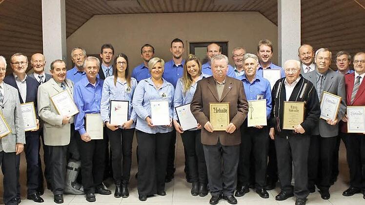 Die ausgezeichneten Mitglieder des Ermreuthers Sportvereins und Posaunenchors  Foto: fra-press