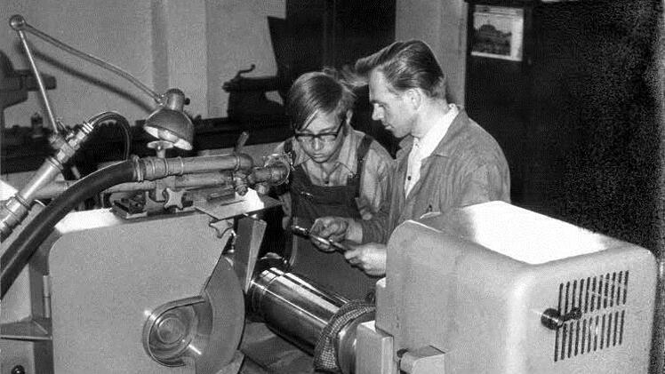 Zwei Mitarbeiter beim Arbeiten an einer Rundschleifmaschine. Damit wurden in den 70er Jahren Kolbenstangen rundgeschliffen. Heute wird die Maschine nicht mehr benutzt.  Foto: Maschinenfabrik Fischer