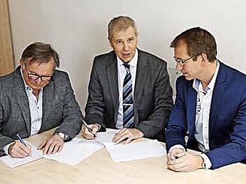 Bürgermeister Reinhard Seeber, Klaus Neuendank und Marcus Steurer (von links) bei der Vertragsunterzeichnung  Foto: Franz Galster