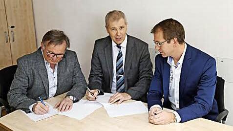 Bürgermeister Reinhard Seeber, Klaus Neuendank und Marcus Steurer (von links) bei der Vertragsunterzeichnung  Foto: Franz Galster