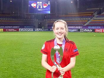 Anna Hausdorff mit dem EM-Pokal. Fotos: privat