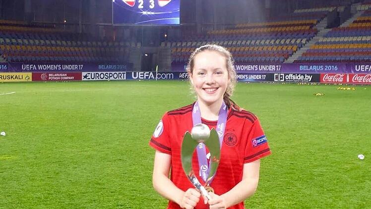 Anna Hausdorff mit dem EM-Pokal. Fotos: privat