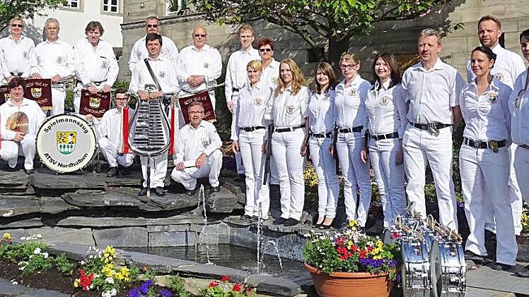 Am kommenden Wochenende feiert der Spielmannszug des ATSV Nordhalben (ganz links Stabführer Helmut Beetz) sein 60-jähriges Bestehen. Das Fest mit verschiedenen Zügen und Musikgruppen in der Nordwaldhalle ist ein Highlight für alle Freunde der Spielmanns- und Marschmusik.  Foto: Norbert Neugebauer