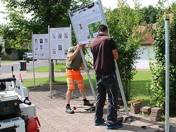 Die erste große Tafel, die über den Kulturweg "WasserWege" informiert, wurde jetzt in Frauenroth gegenüber der Kirche installiert. Das haben Uwe Katzenberger vom gemeindlichen Bauhof und ein Mitarbeiter der Fachfirma Ortner aus Niederlauer erledigt. Insgesamt werden 15 Info-Tafeln positioniert.  Fotos: Kathrin Kupka-Hahn