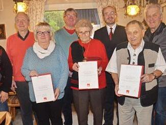 Von links Roland Münch, Altlandrat Heinz Köhler, Martina Janetschek, Michael Pütterich (1. Vorsitzender), Ilse Vogtmann, Ralf Pohl (Kreisvorsitzender, Albert Schmitt, Wolfgang Romig (Beisitzer) Foto: K.- H. Hofmann