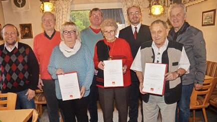 Von links Roland Münch, Altlandrat Heinz Köhler, Martina Janetschek, Michael Pütterich (1. Vorsitzender), Ilse Vogtmann, Ralf Pohl (Kreisvorsitzender, Albert Schmitt, Wolfgang Romig (Beisitzer) Foto: K.- H. Hofmann
