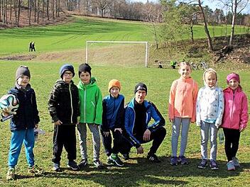 Bei einer kurzen Trainingspause auf dem Schönbacher Sportplatz (von links): Jonas Viernekäs, Finn Pfister, Moritz Viernekäs, Justus Schor, Trainer Michael Pfister, Johanna Geisel, Hanna Schamberger aus Steinbach und Sophia Benkert aus Schönbrunn  Foto: Ewald Kleinhenz