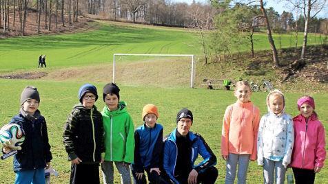 Bei einer kurzen Trainingspause auf dem Schönbacher Sportplatz (von links): Jonas Viernekäs, Finn Pfister, Moritz Viernekäs, Justus Schor, Trainer Michael Pfister, Johanna Geisel, Hanna Schamberger aus Steinbach und Sophia Benkert aus Schönbrunn  Foto: Ewald Kleinhenz