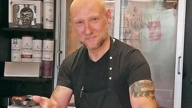 Rindfleisch aus der Region anzubieten k&ouml;nnte in Zukunft noch schwieriger werden. J&uuml;rgen Fleischmann vertreibt in seiner Metzgerei in Adelsdorf bisher ausschlie&szlig;lich Regionalprodukte.  Foto: Benedikt Herzig