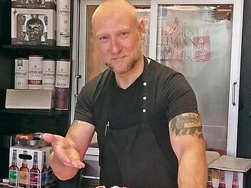 Rindfleisch aus der Region anzubieten könnte in Zukunft noch schwieriger werden. Jürgen Fleischmann vertreibt in seiner Metzgerei in Adelsdorf bisher ausschließlich Regionalprodukte.  Foto: Benedikt Herzig