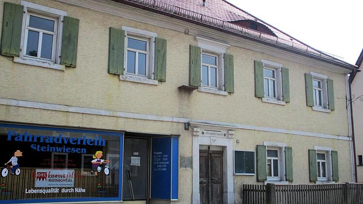 Kein einmaliger Problemfall: An der Durchgangsstraße in Steinwiesen findet man etliche Leerstände.